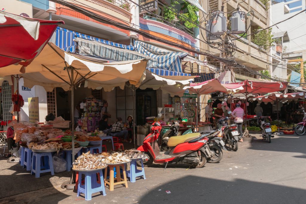 Exploring-street-markets-in-Viet-Nam