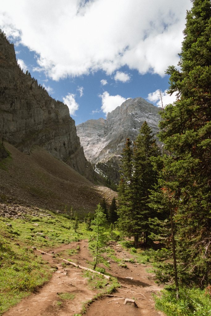 hiking in kananaskis