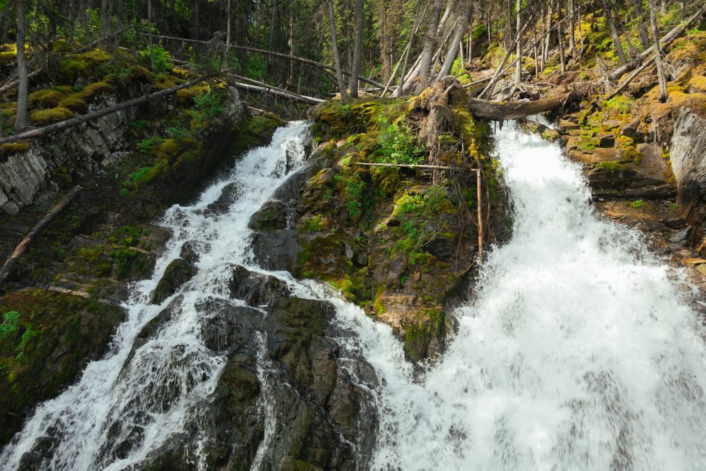 Sarrail Creek, a mossy waterfall that flows into the Upper Kananaskis Lake